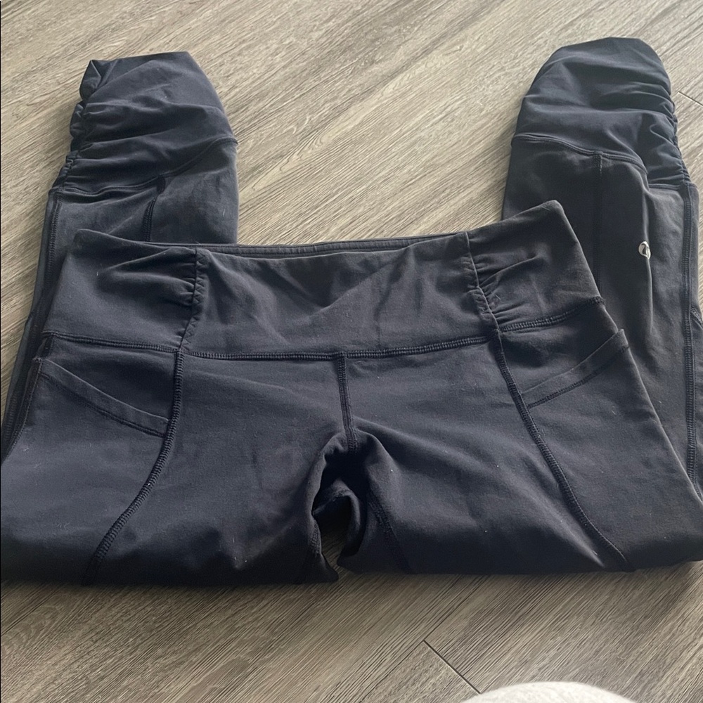 Lululemon navy cropped leggings